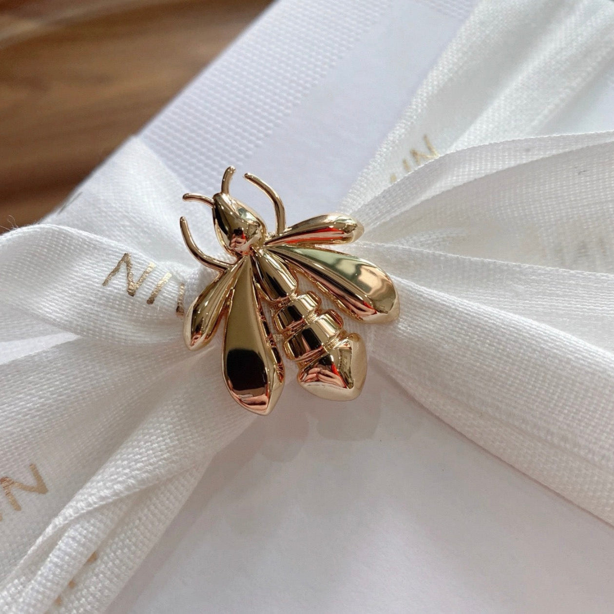 Little bee brooch pin